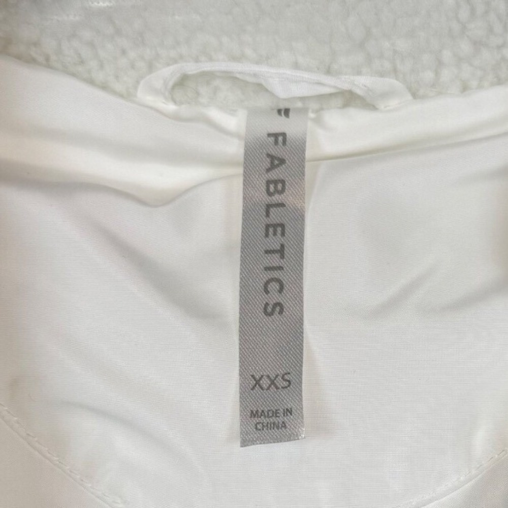 NWOT FABLETICS Adventure Puffer Coat, Porcelain/Black, Size XXS - Picture 8 of 13